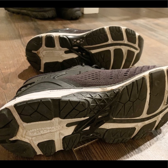 Black woman ASICS tennis shoes - Picture 4 of 4